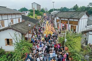 还得成长！4号秀阿门-汤普森全场10中6 贡献12分11板2帽